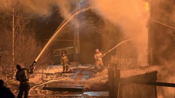 В Югре загорелся двухэтажный дом, пострадало жилье четырех семей