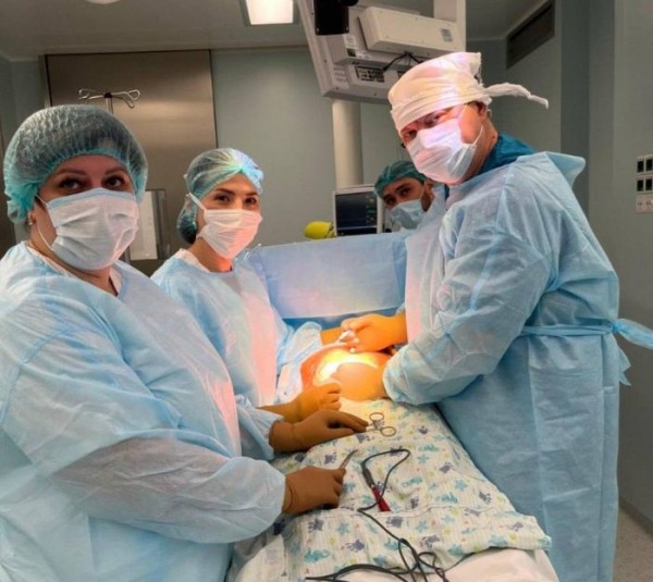 В Сургуте врачи помогли женщине с тяжелым генетическим заболеванием стать мамой в четвертый раз